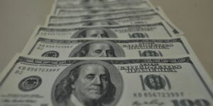 Dólar Atinge R$ 5,68 Após Dados Positivos da Economia dos EUA