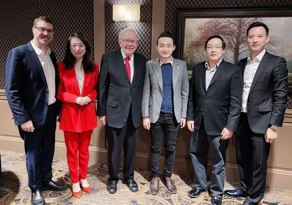 warren-buffet Em almoço de R$ 18 milhões, criador da Tron dá um bitcoin para Warren Buffett