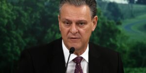 Ministro Afirma que Brasil Mostra Eficiência no Combate à Gripe Aviária