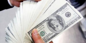 Dólar Fecha em Baixa de R$ 5,57, Menor Valor em Oito Meses