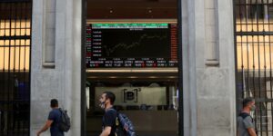 Bolsa se aproxima de recorde após queda na prévia da inflação