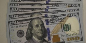 Dólar Cai para Menor Valor em Oito Meses Após Conversa Entre Trump e Jinping