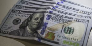 Dólar Despenca para R$ 5,66 com Suspensão de Tarifas por Trump